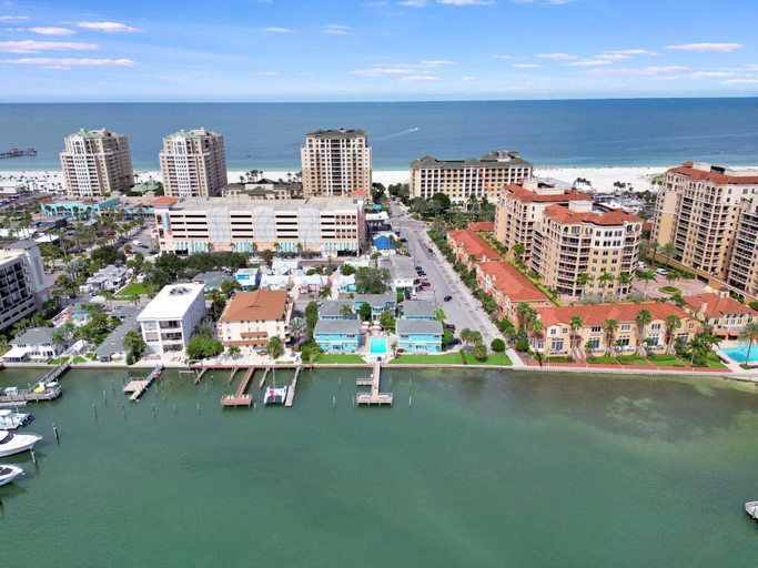 5, The Aura a Luxury Waterview Condo & heated pool, Pinellas