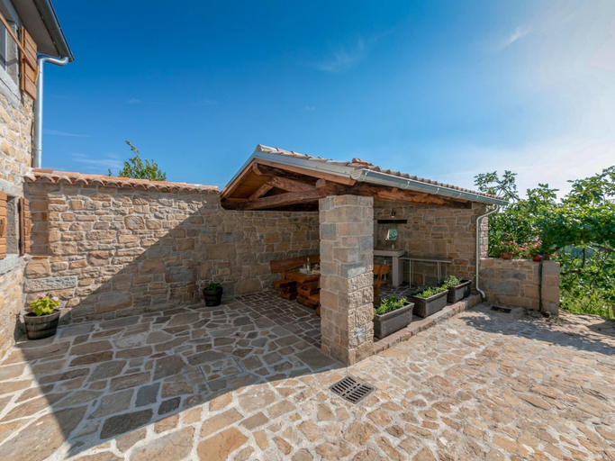 Others 2, Stone Holiday Home in Buzet With Balcony, Buzet