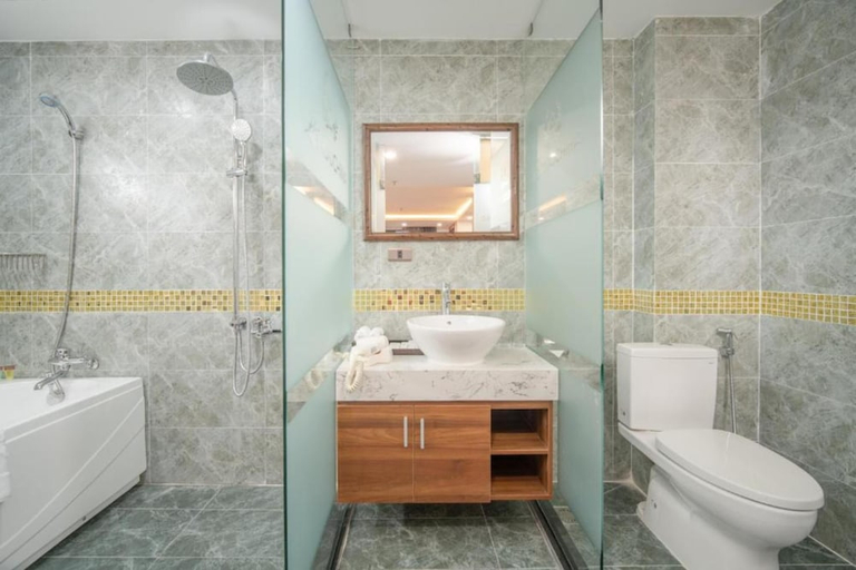 Bathroom 5, Me Q Beach Hotel & Apartment, Da Nang