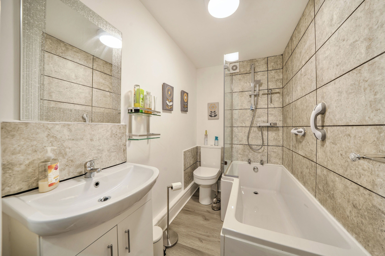 Bathroom, Cozy Lodge Sleeps 4 in Barton-upon-humber, North Lincolnshire