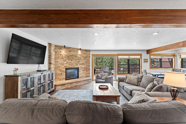 Others 2, 79 Hawn Drive : 2, Summit
