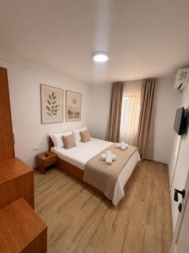 Others 5, Hotel Oltenia, Tuzla