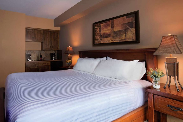 Bedroom 2, GLACIER MOUNTAINEER LODGE, Columbia-Shuswap