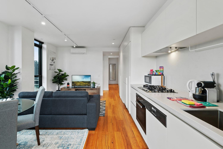 Others 5, Bright Apartment with City Views in Trendy Locale, Melbourne