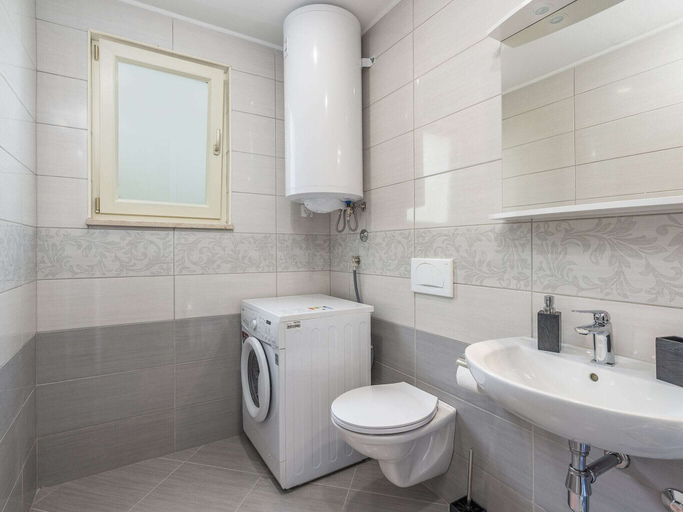 Bathroom 5, Modernly Equipped two Bedroom Apartment With Private Pool for 4-6 People, Tinjan