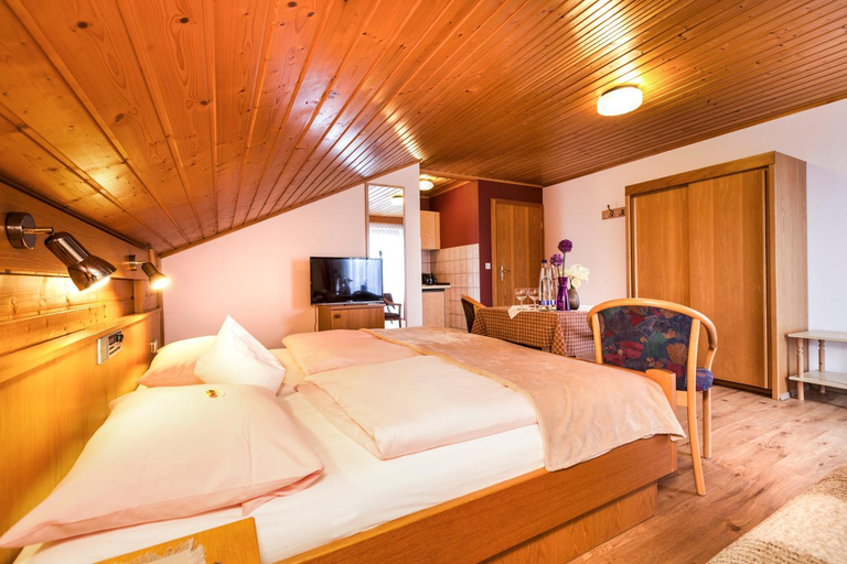 Bedroom 4, Genusshotel Hohenbogen GARNI, Cham