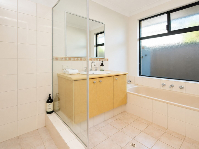 Bathroom 3, Golden Summers, Busselton