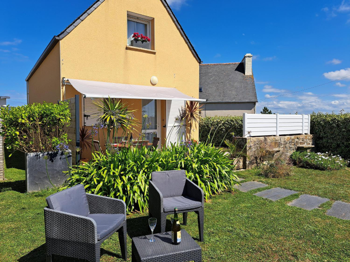Exterior & Views 1, Cottage in Plouneour-Trez with Sea View, Finistère