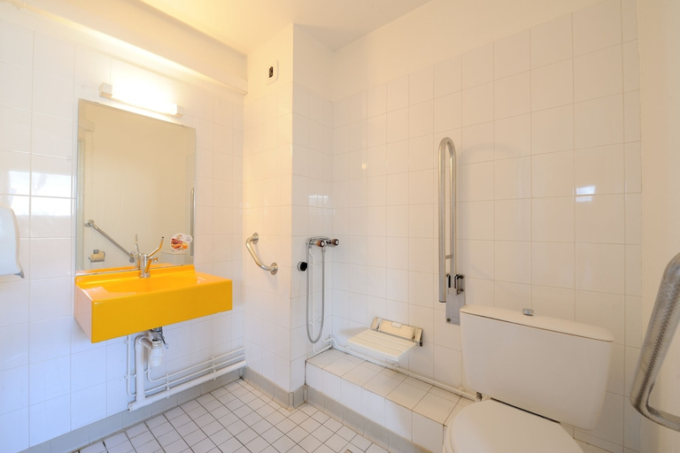 Bathroom 2, Hôtel Kennedy Parc des Expositions, Hautes-Pyrénées