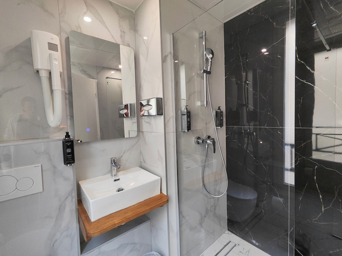 Bathroom, le 55 Montparnasse Hôtel, Paris