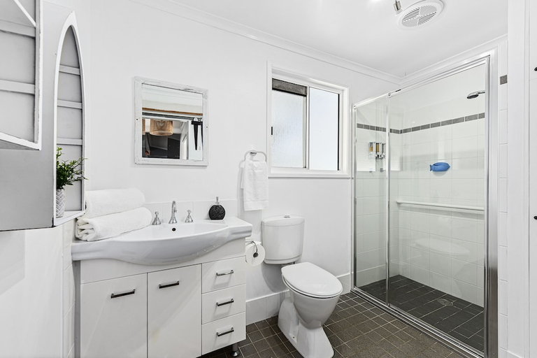 Bathroom 3, Flynns Beach Caravan Park, Port Macquarie-Hastings - Pt A