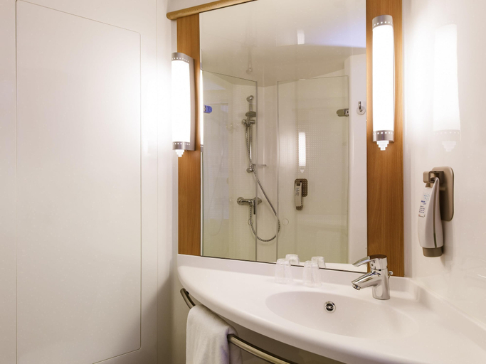 Bathroom 5, ibis Karlsruhe Hauptbahnhof, Karlsruhe
