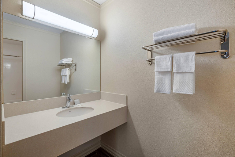 Bathroom 4, Econo Lodge Inn & Suites Kelowna, Central Okanagan