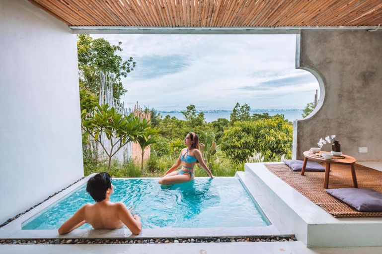 Sport & Beauty 2, Myth Koh Larn resort bar and bistro, Pattaya