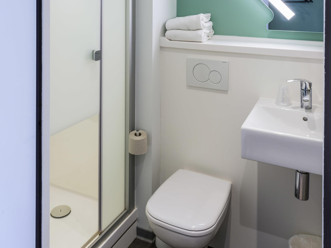 Bathroom 4, Ibis budget Senlis, Oise