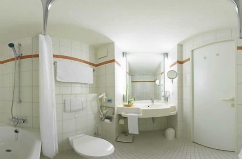 Bathroom 5, Relexa Hotel Frankfurt/ Main, Frankfurt am Main