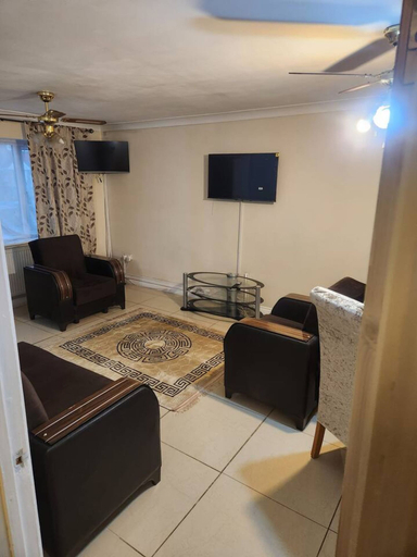 Room 4, Spacious 3BR Haven in Tilbury With Free Parking, Thurrock