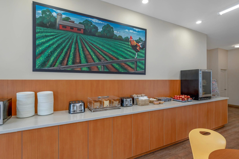 Food & Drinks 5, Econo Lodge Inn & Suites Kelowna, Central Okanagan