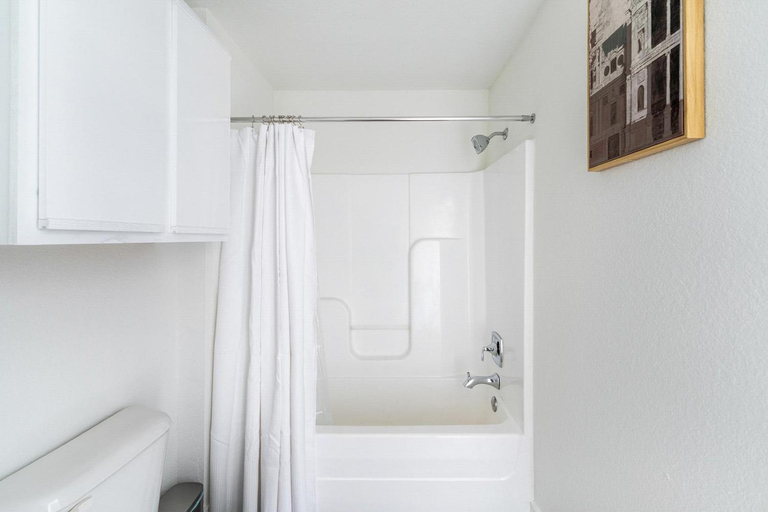 Bathroom 3, Landing Modern 2BD Gym Rooftop Lounge, Baldwin