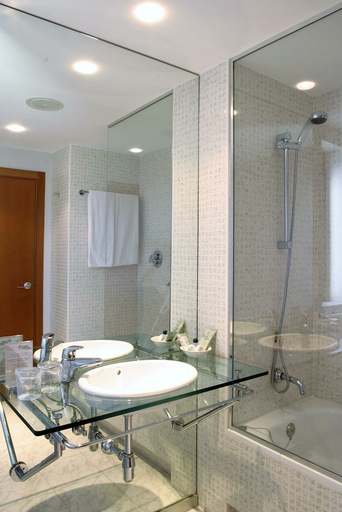 Bathroom, Hotel Posadas de España Málaga, Málaga
