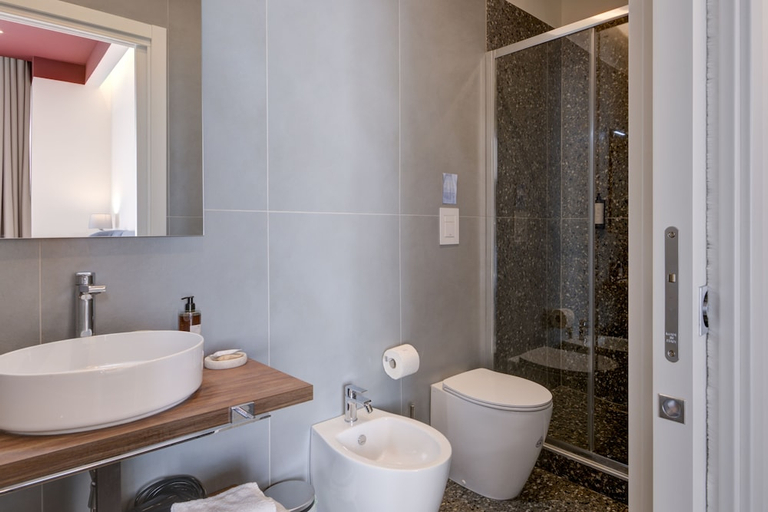 Bathroom 5, Well Suites - Piazza dei Martiri, Napoli