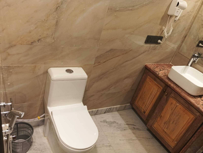 Bathroom 2, The Annexe of Raman Niwas, Varanasi
