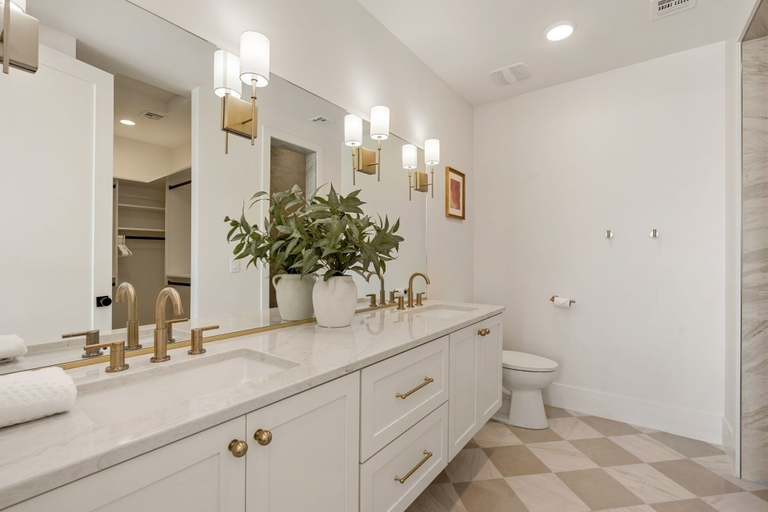 Bathroom 2, Barefoot Beach Bungalow 9 Bedroom Home, Washington