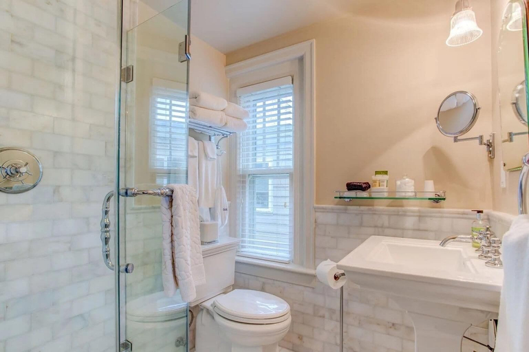 Bathroom 5, Portland's White House, Multnomah