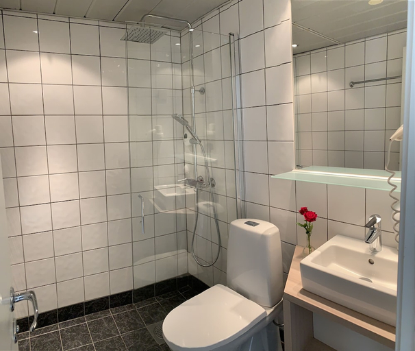 Bathroom 4, Stryn Hotel, Stryn