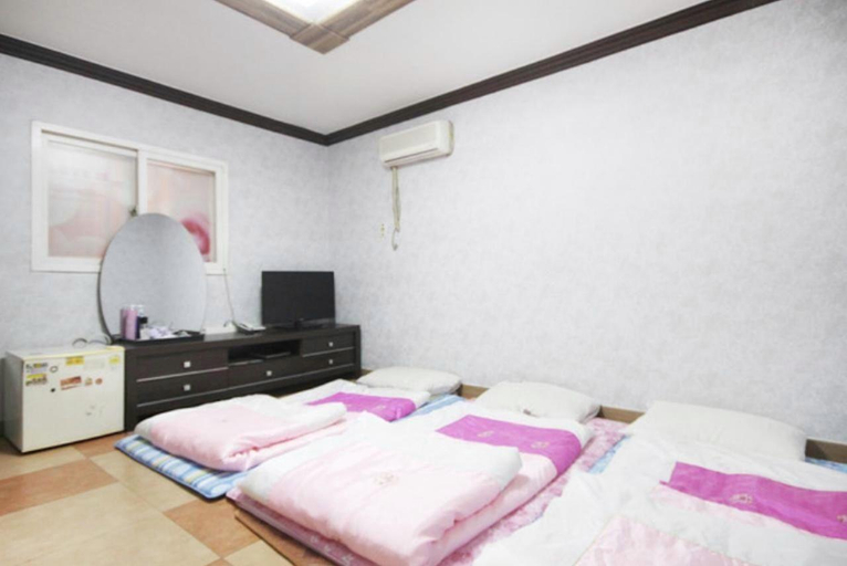 Bedroom 4, Dream of City Motel, Buk