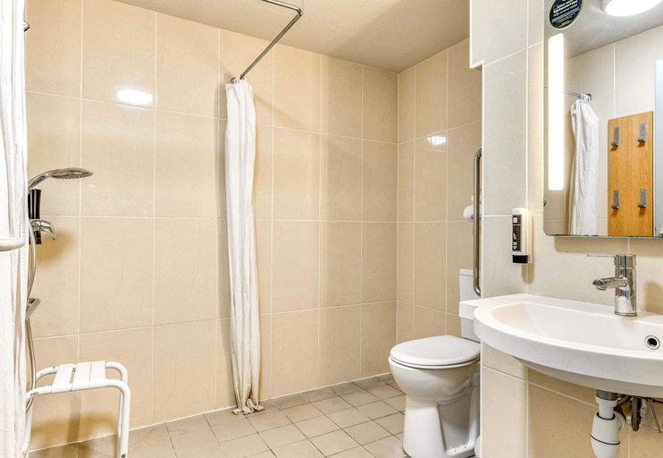 Bathroom 3, B&B HOTEL Narbonne 1, Aude