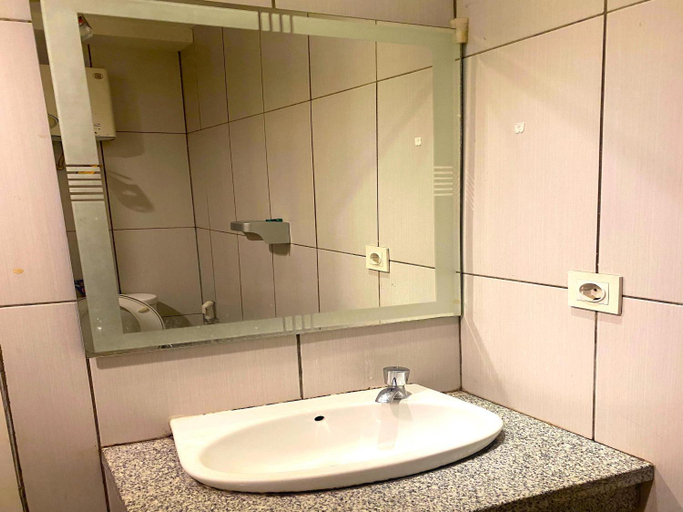 Bathroom 5, Grand Kamala Lagoon by 21 Room Netflix, Bekasi