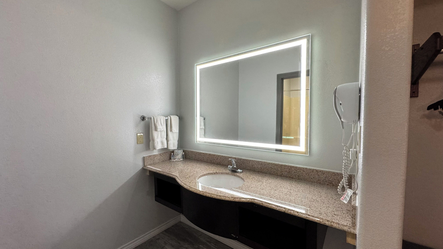 Bathroom 5, Sunbridge Inn and Suites, Atascosa