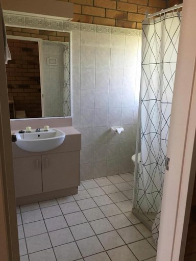 Bathroom 3, Boulder Opal Motor Inn, Winton