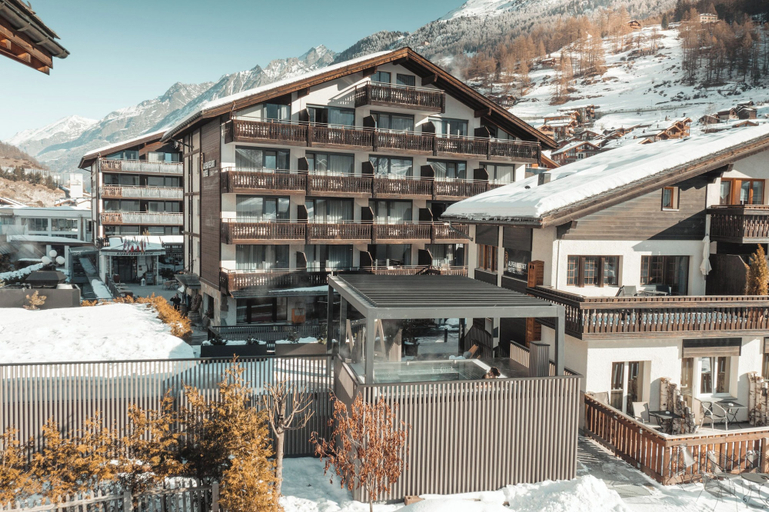 Exterior & Views