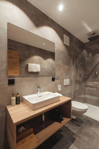 Bathroom 4, Zermatt Budget Rooms, Visp