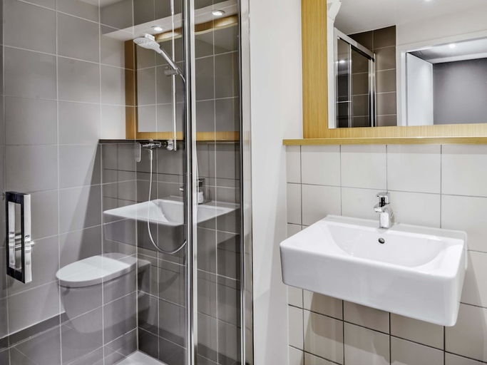 Bathroom 5, B&B Hotel Frankfurt-Airport, Frankfurt am Main