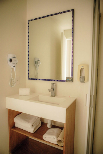 Bathroom 4, AM Hotel & Plaza, Dist. Pochutla