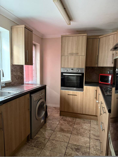 Room 2, Spacious 3BR Haven in Tilbury With Free Parking, Thurrock
