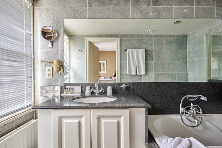 Bathroom 4, The Pand Hotel, West-Vlaanderen