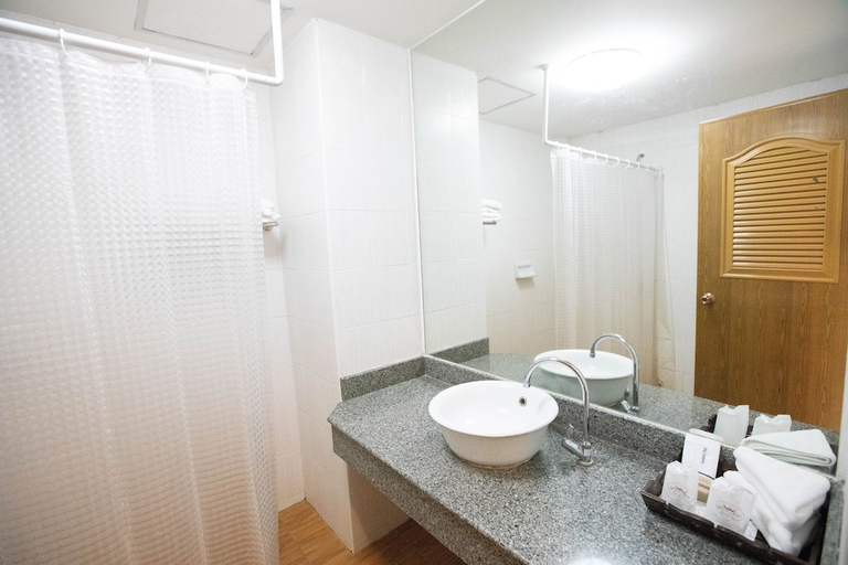 Bathroom 4, Luckswan resort, Muang Chiang Rai