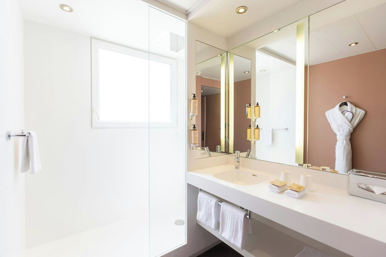 Bathroom 3, Nice Centre Hotel, Alpes-Maritimes