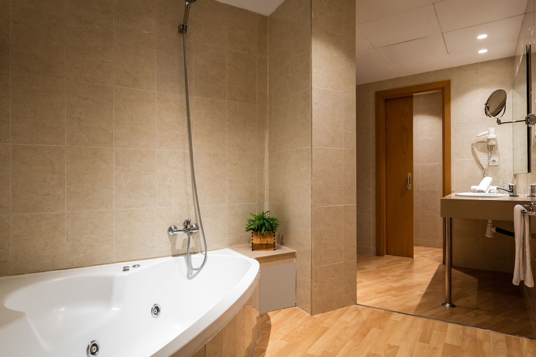 Bathroom 4, ALEGRIA Plaza Paris, Girona