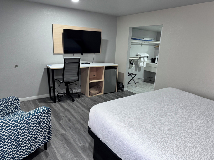 Bedroom 4, Travelodge by Wyndham Redding CA, Shasta