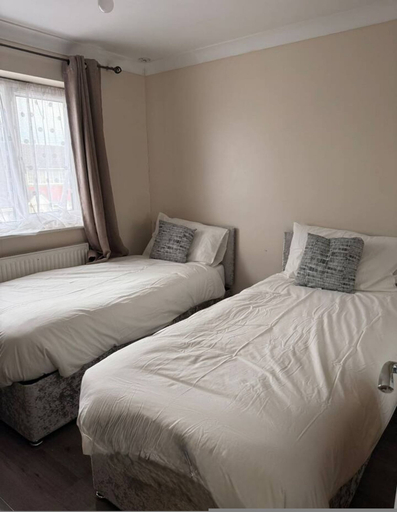 Room 3, Spacious 3BR Haven in Tilbury With Free Parking, Thurrock