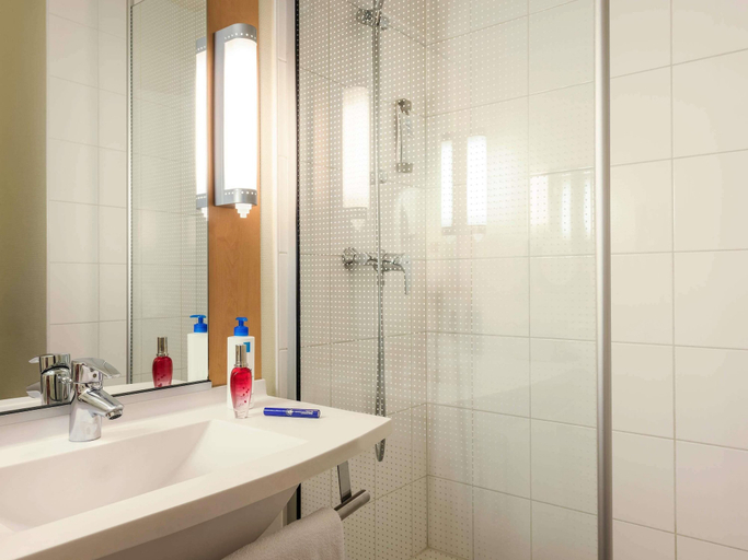 Bathroom 3, ibis Compiègne, Oise