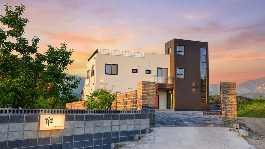 Exterior & Views 2, Sokcho Lasso Pool Villa Pension, Sokcho