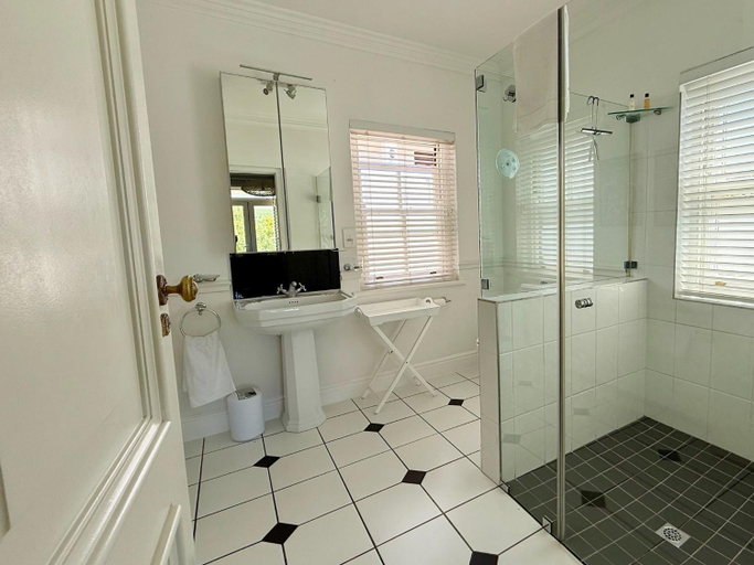 Bathroom 4, Winelands Golf Lodges 4, Cape Winelands