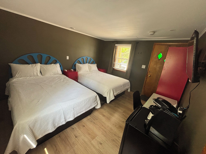 Room 3, Berkshire Lake Lodge, Berkshire