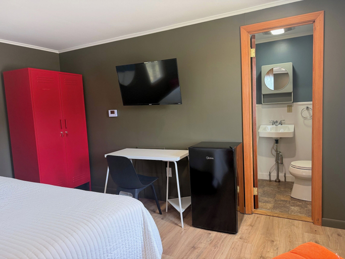 Room 4, Berkshire Lake Lodge, Berkshire